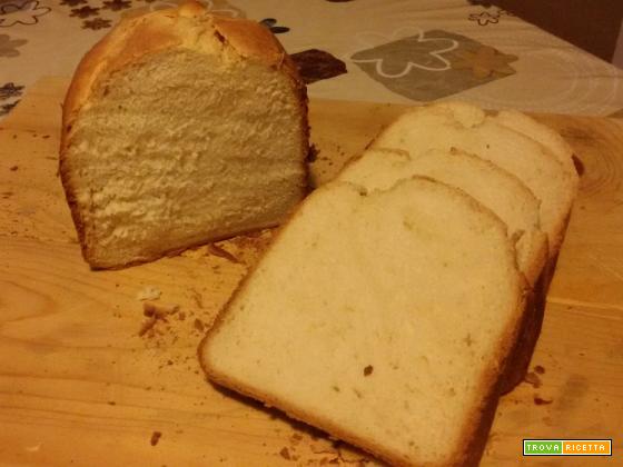 Pane al latte nella macchina del pane