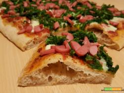 Pizza semintegrale con cime di rapa, wurstel, fontina e lievito madre