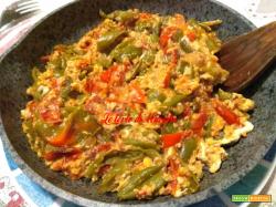 Peperoni friggitelli con uova strapazzate