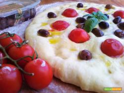 Ricetta della Focaccia alle olive e pomodorini
