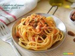 Spaghetti al tonno capperi pinoli e uvetta