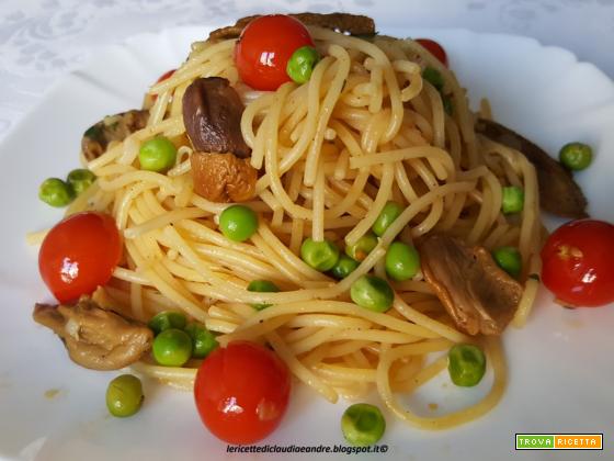 Spaghetti con porcini secchi, pomodorini e piselli
