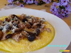 Polenta con funghi pioppini e salsiccia