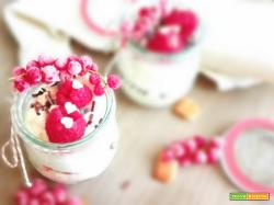 Mousse di yogurt alla vaniglia e miele con lamponi in vasetto