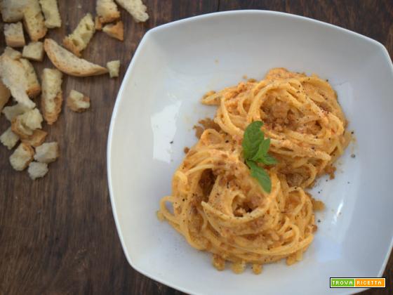 Spaghetti alla crema di peperoni acciughe e pane croccante