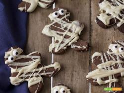 Ricetta Biscotti Halloween: mummie al cacao e cioccolato bianco