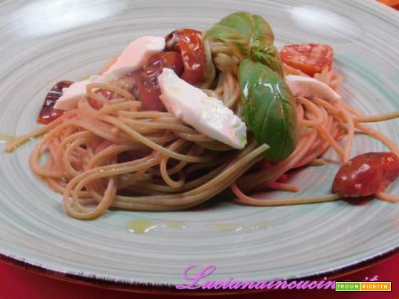 Spaghetti integrali con pomodorini mozzarella e colatura di alici