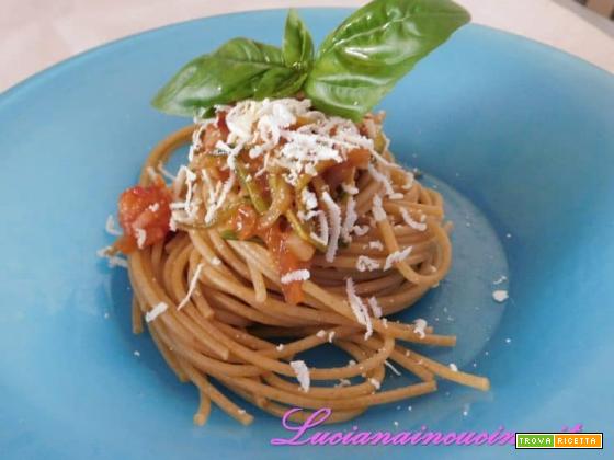 Spaghetti integrali con zucchine e profumo di basilico