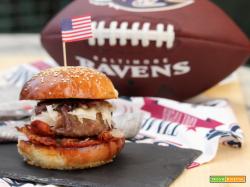 Hamburger con cipolla caramellata, bacon e raspadura