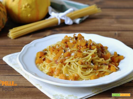Spaghetti con zucca, pancetta affumicata e noci