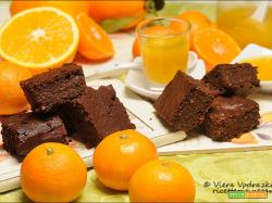 Brownies speziato al cioccolato con salsa agrumata
