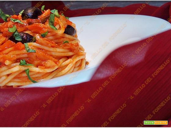 Spaghetti con sugo di stoccafisso e olive