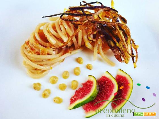 Spaghetti grano antico Saragolla con crema di Melanzane e Salsa di Fichi guarniti con listarelle croccanti di buccia di melanzana!