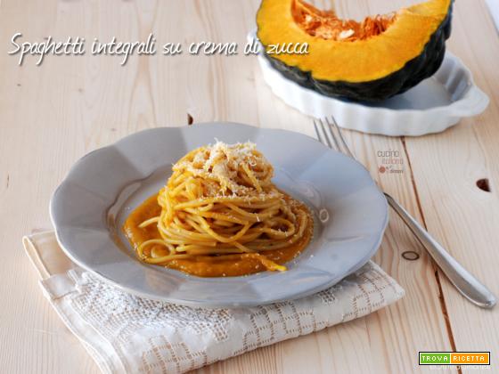 Spaghetti integrali su crema di zucca