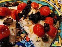 Pesce persico al forno con pomodorini e olive taggiasche