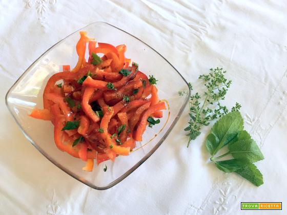 Insalata di peperoni rossi: crudi, freschi e croccanti con erbe aromatiche