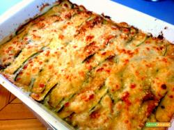 parmigiana di zucchine in bianco, con mozzarella. piatto unico
