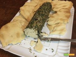 Salame di formaggio con copertura di erbe aromatiche
