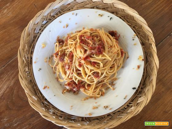 Spaghetti con pomodorini secchi e mollica