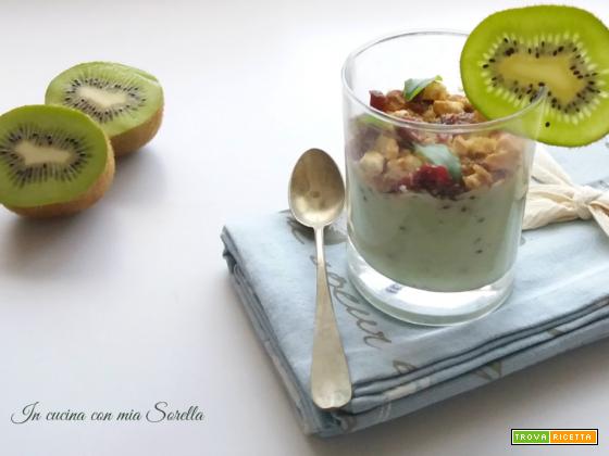 Crema di yogurt al kiwi con crumble ai frutti rossi