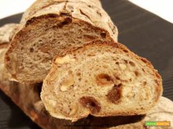 Pane con noci, fichi e uvetta