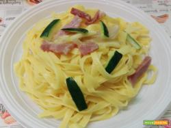 Tagliatelle crudo, zucchine e grana