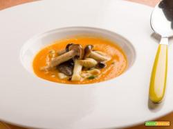 Vellutata di zucca e pioppini alla curcuma: profumi per scaldare l’inverno