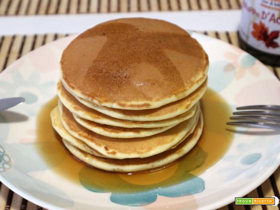 Pancakes con sciroppo d'acero - Ricetta | TrovaRicetta.com