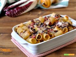 Pasta al forno con radicchio e salsiccia
