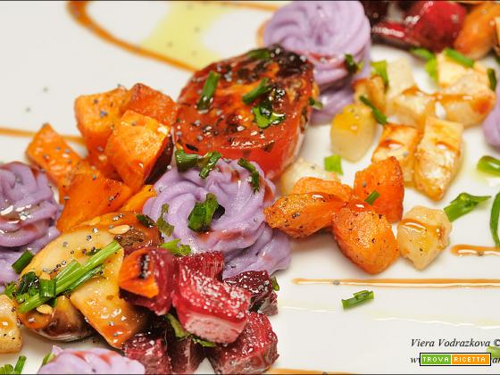Arcobaleno di verdure con purea di patate viola