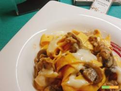 PAPPARDELLE con FUNGHI, SALSICCIA e SALSA LEGGERA