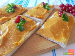Tartine al “finto caviale” – ricetta di un antipasto veloce con acciughe e carote, due ingredienti per un concentrato di benessere