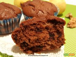 Muffin al olio con cacao, scaglie di cioccolato e noci
