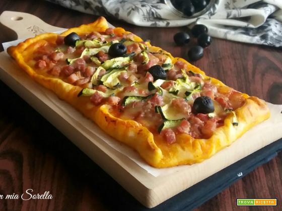 Pizza alle zucchine con pancetta e olive