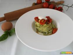 Tagliatelle al basilico con ricotta aromatizzata e pomodorini confit