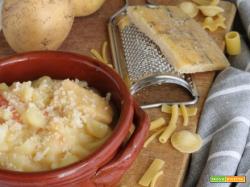 Pasta e patate con pasta mista e scorzetta di parmigiano