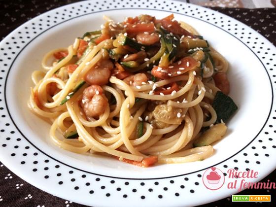 Spaghetti zucchine e gamberetti con salsa di soia
