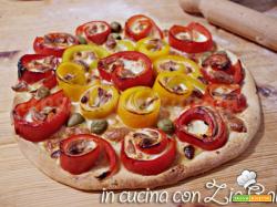 Pizza ai peperoni acciughe e olive