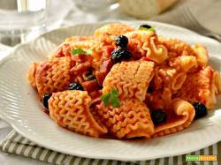 Fisarmoniche al pomodoro con olive e pancetta