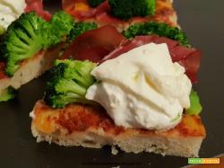 Pizza con cavolo nero, salsiccia e feta  Pizza con broccolo, bresaola e burrata  Pizza con funghi champignon sotto olio, mozzarelline ciliegina e bresaola