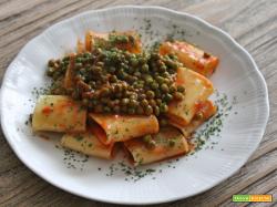 Paccheri pomodoro e piselli con prezzemolo e zenzero