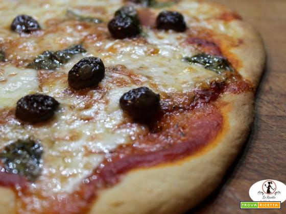Pizza di semola di grano duro rimacinata, con mozzarella di bufala, olive taggiasche e basilico