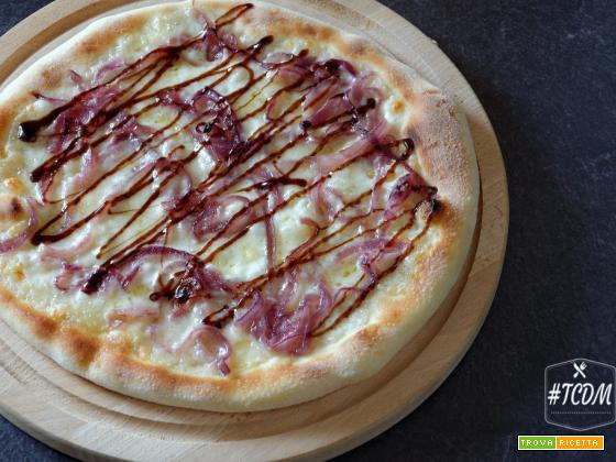Pizza con fontina, cipolle caramellate e glassa di aceto balsamico