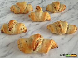 Croissant salati alle noci