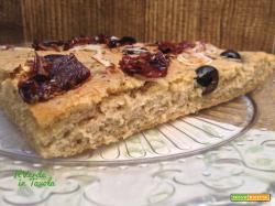 Focaccia con farina di lenticchie, olive, cipolla e pomodorini secchi