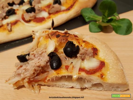 Pizza con pomodoro, tonno, cipolle e olive nere