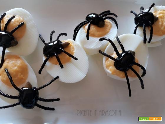 Ragni di Halloween e uova ripiene
