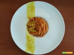 Penne di lenticchie rosse con crema di patate, cipolle e curry