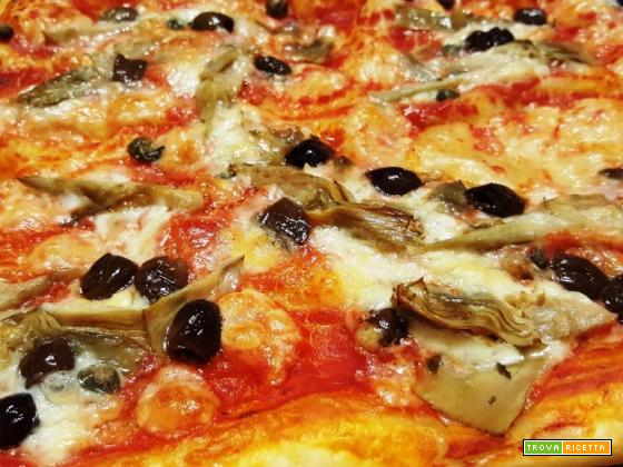 Pizza di pasta sfoglia con carciofini e olive taggiasche