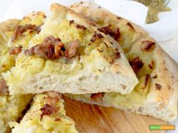 Pizza patate, salsiccia e finocchietto